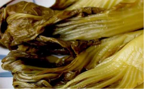 插旗菜業(yè)出口酸菜用食品X光機檢查，卻把腳踩的供給國內